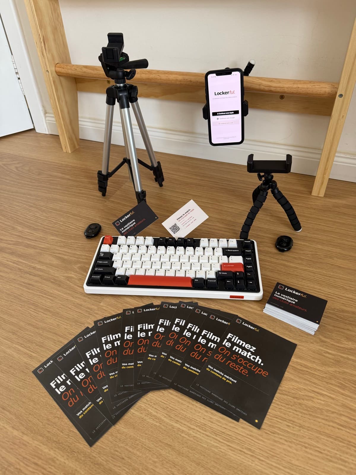 The Lockerful workshop: a mechanical keyboard in the brand colours, a flexible tripod, and «Film the match» stickers.